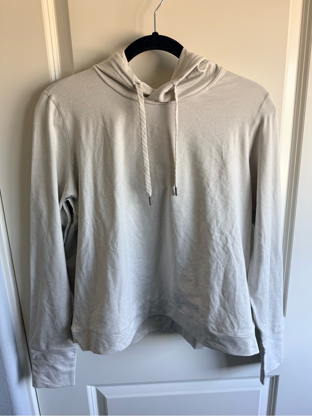 Vuori Halo Performance sweatshirt in Heather Cream